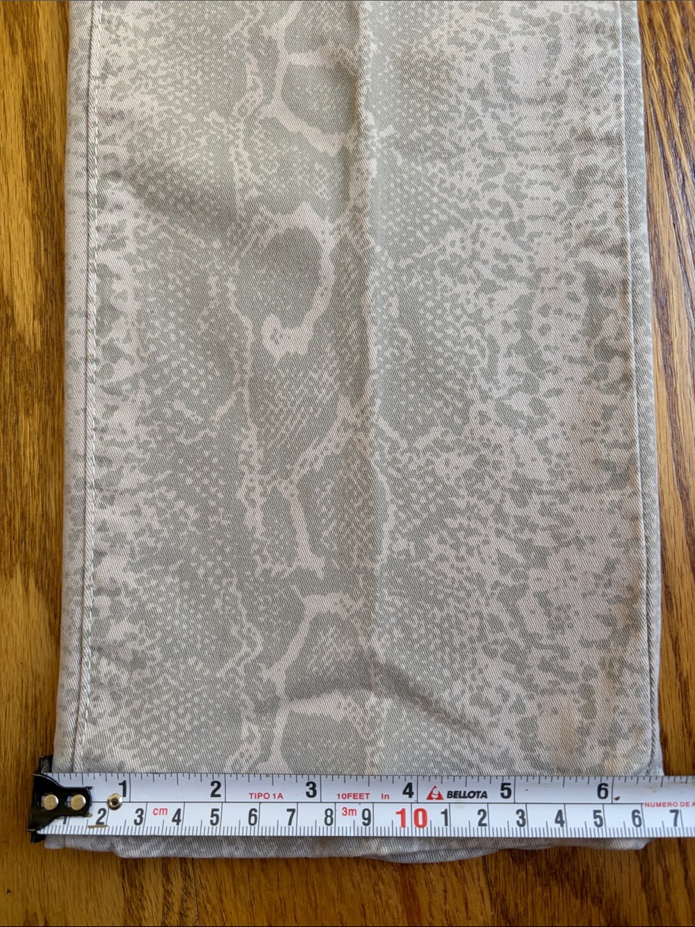 NYDJ Straight Leg Jeans in Light Snake Print - Cream/Gray. Size:2 - Picture 10 of 11